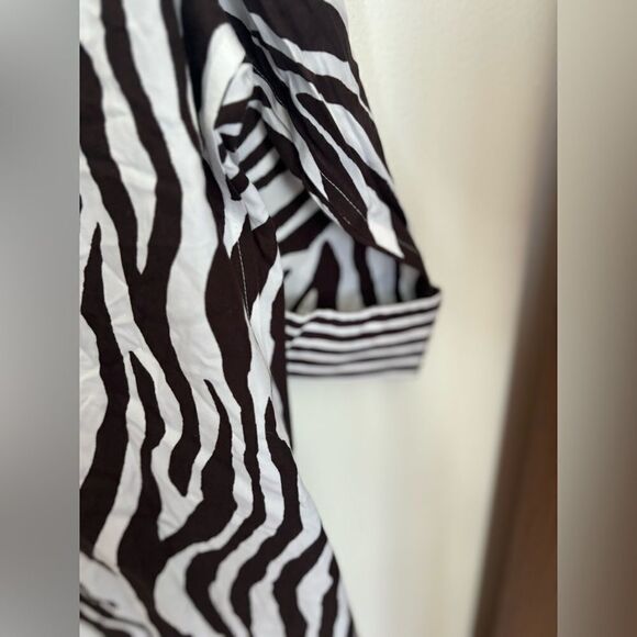 NWT Chico’s size 3 brown and white zebra button down top 100% cotton - Picture 6 of 9